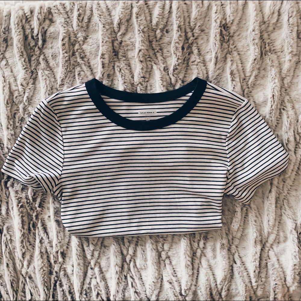 OLD NAVY BLACK AND WHITE T-SHIRT SIZE XS